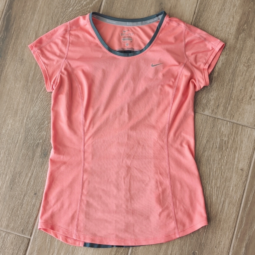 Nike Dri-Fit Women's Size Small (4/6) Running Short Sleeve Shirt